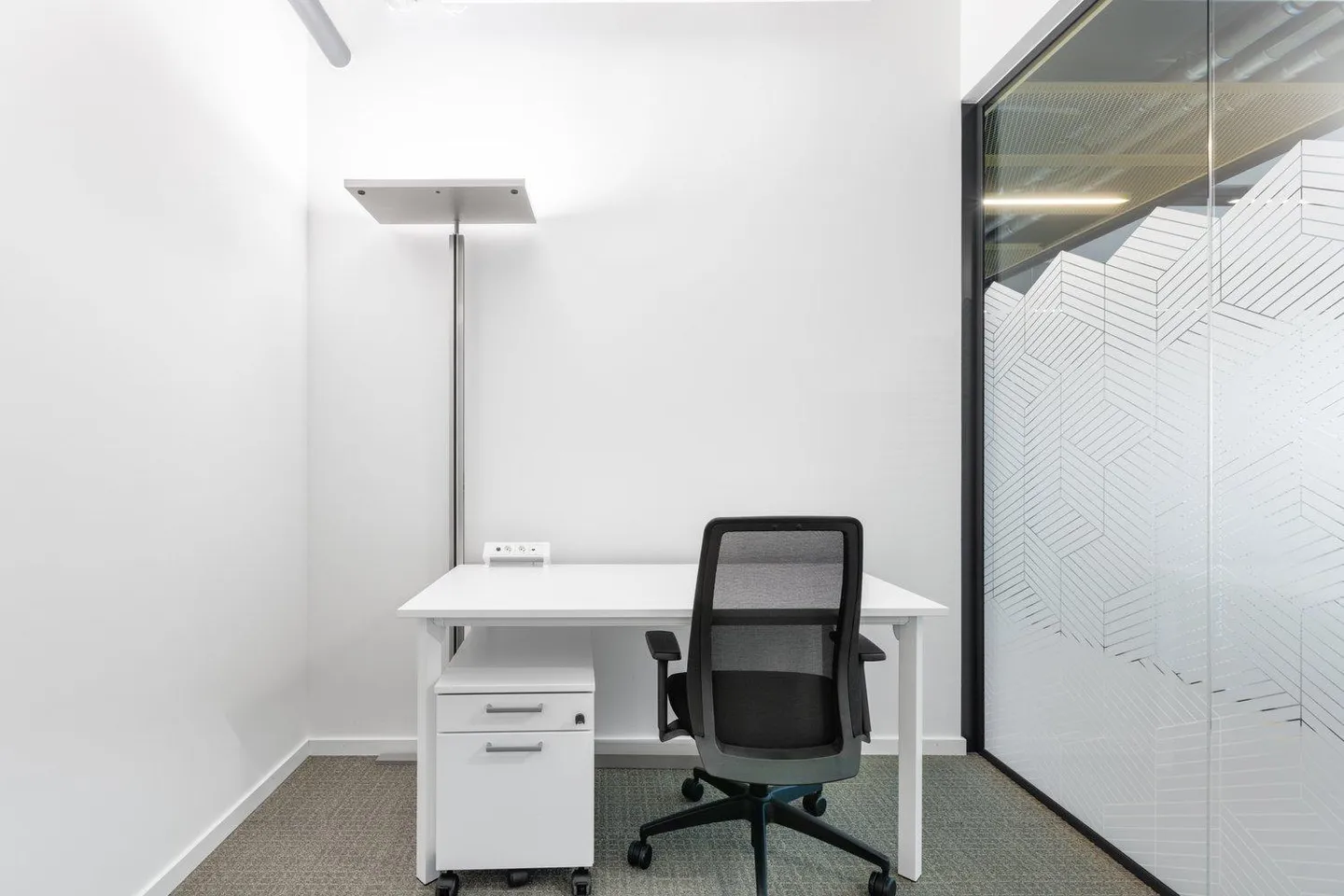 Trouvez des bureaux dans le Spaces R2 Tower pour 3 personnes - tout est pris en charge - Photo 3 sur 9