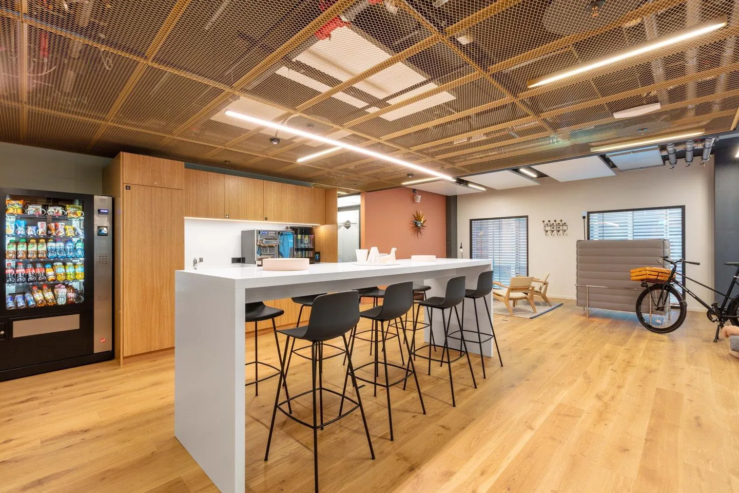 Trouvez des bureaux dans le Spaces R2 Tower pour 3 personnes - tout est pris en charge - Photo 7 sur 9