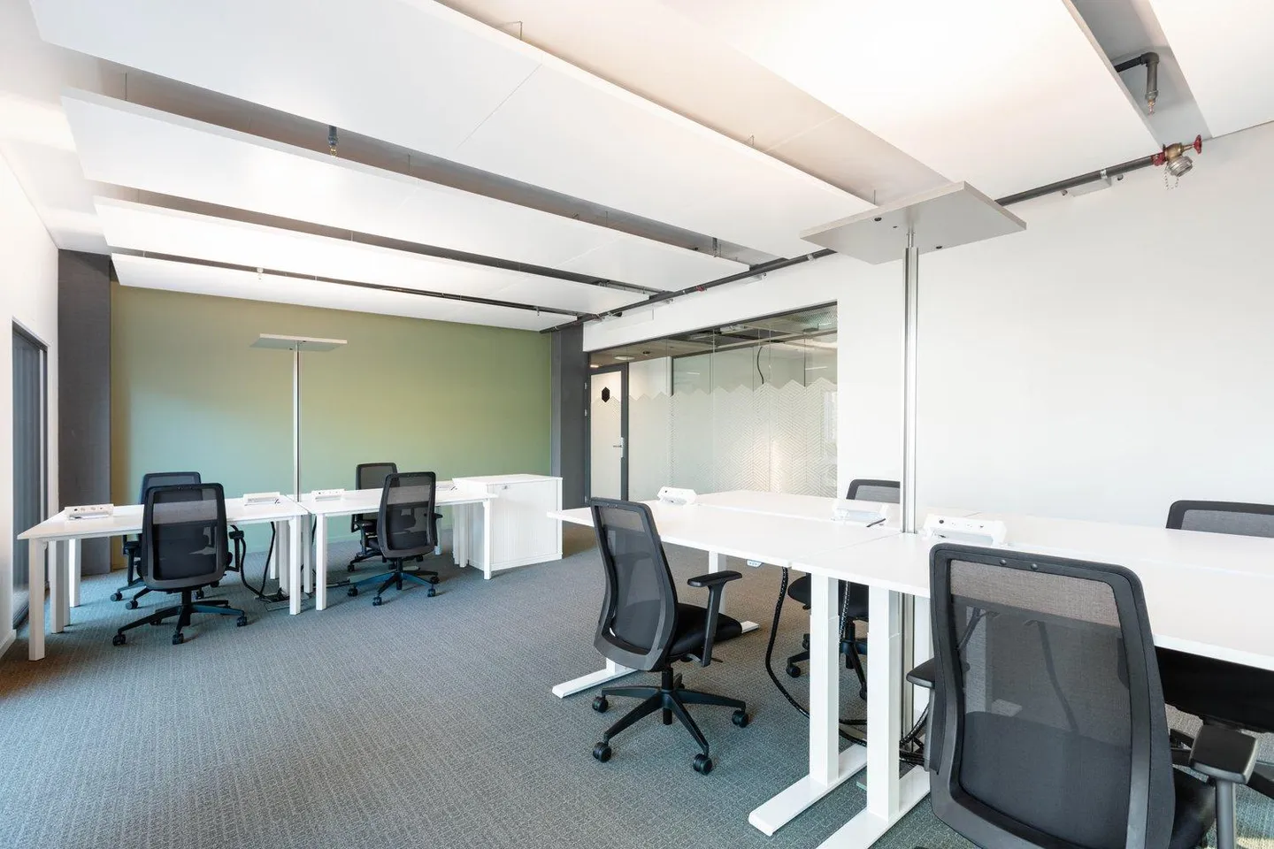 Trouvez des bureaux dans le Spaces R2 Tower pour 3 personnes - tout est pris en charge - Photo 8 sur 9