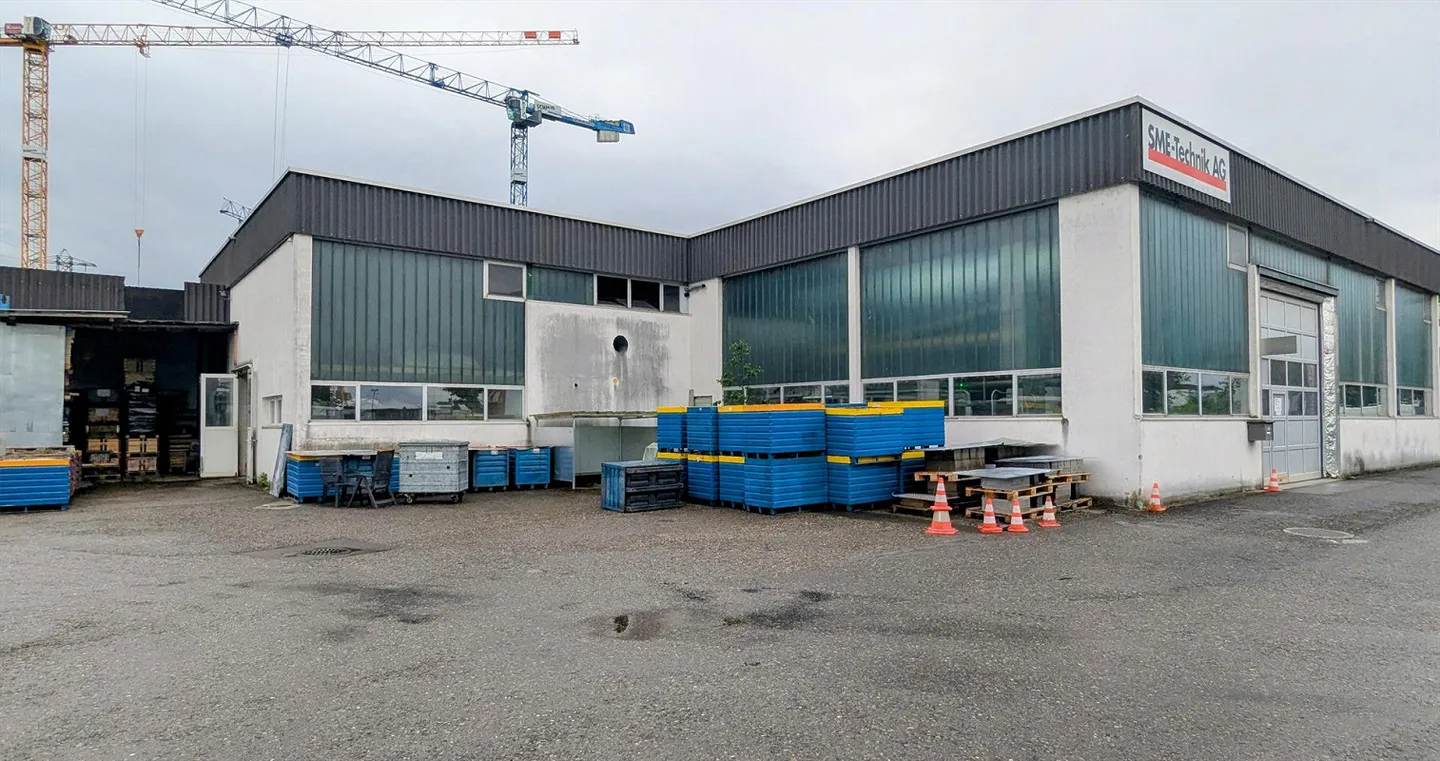 Versatile commercial space with workshop and outdoor area for rent - Photo 1 of 12