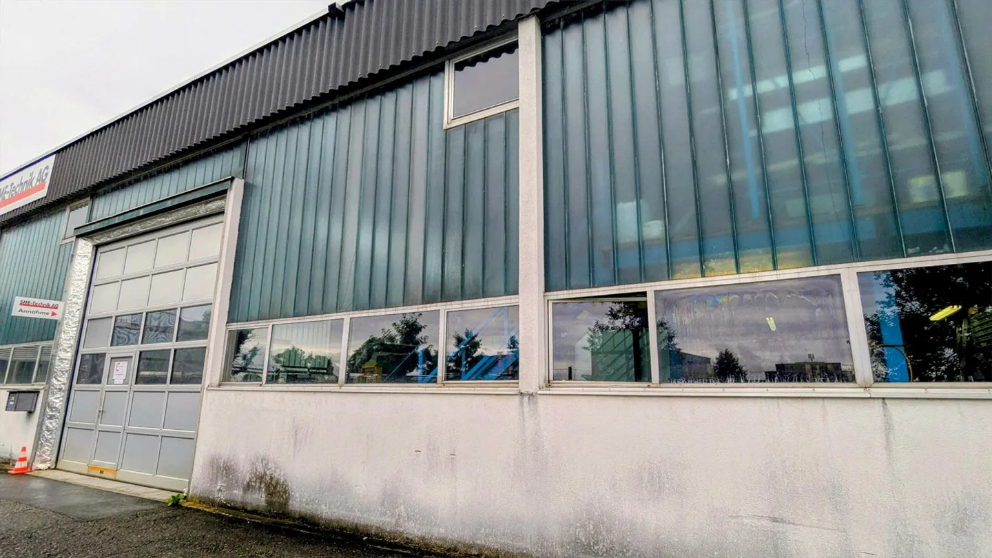 Versatile commercial space with workshop and outdoor area for rent - Photo 2 of 12