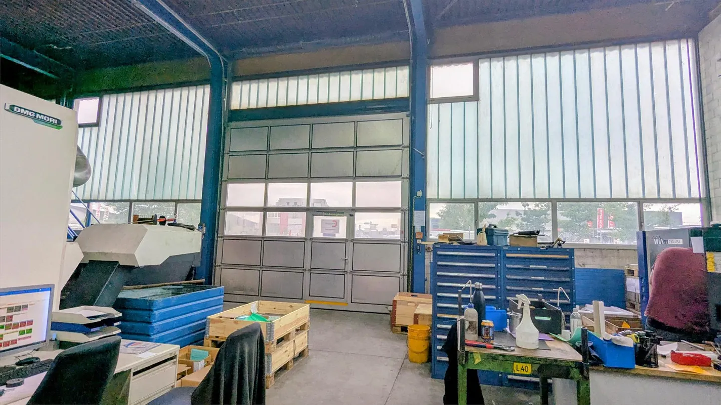 Versatile commercial space with workshop and outdoor area for rent - Photo 4 of 12