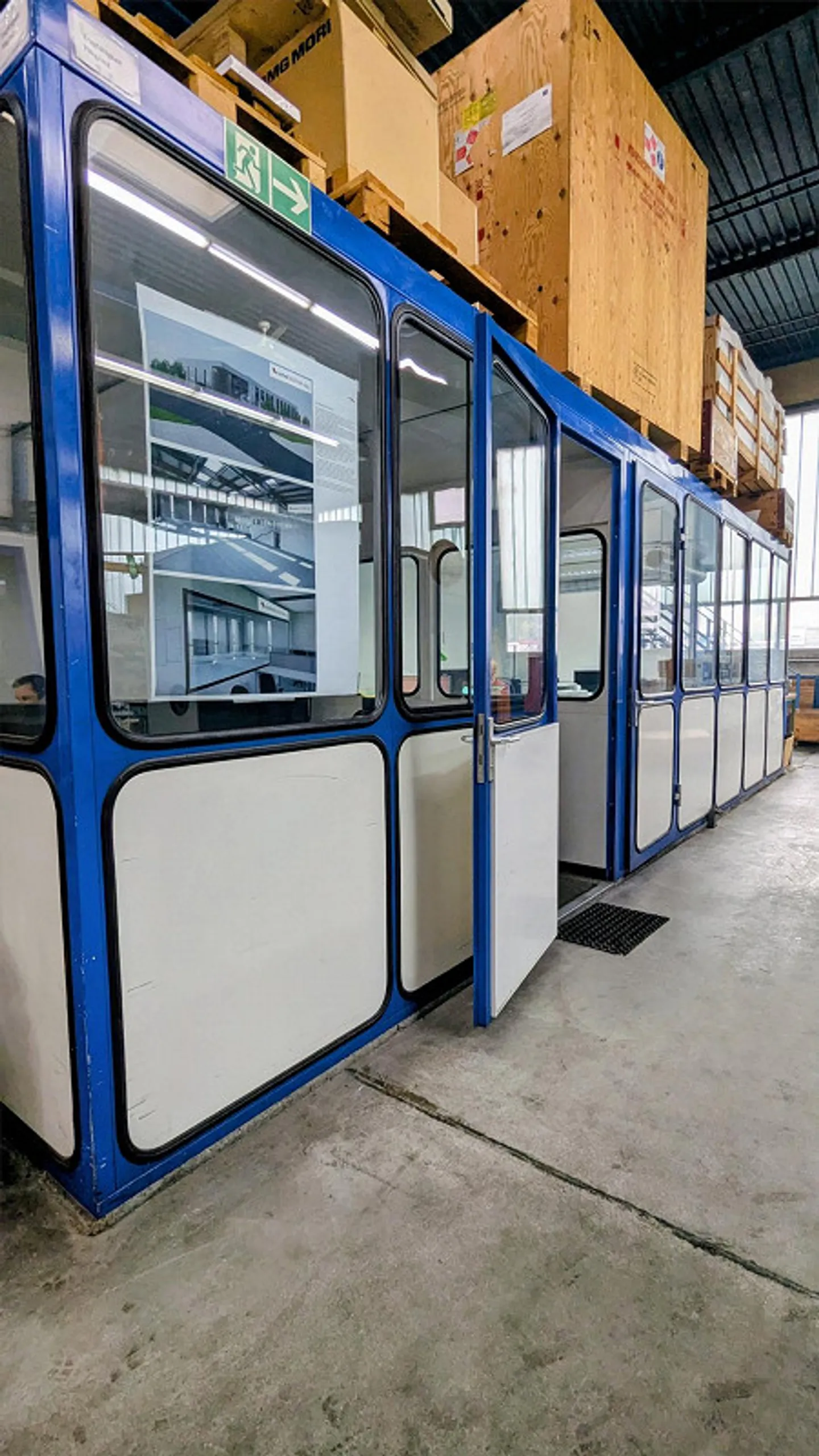 Versatile commercial space with workshop and outdoor area for rent - Photo 5 of 12