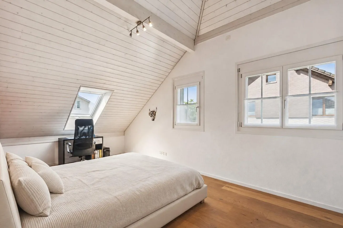 Vie spacieuse avec beaucoup d'intimité - Maison familiale jumelée de 8,5 pièces à Unterengstringen - Photo 11 sur 13