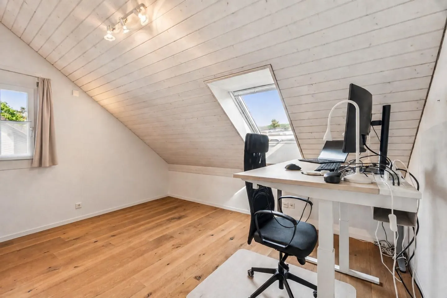 Vie spacieuse avec beaucoup d'intimité - Maison familiale jumelée de 8,5 pièces à Unterengstringen - Photo 13 sur 13