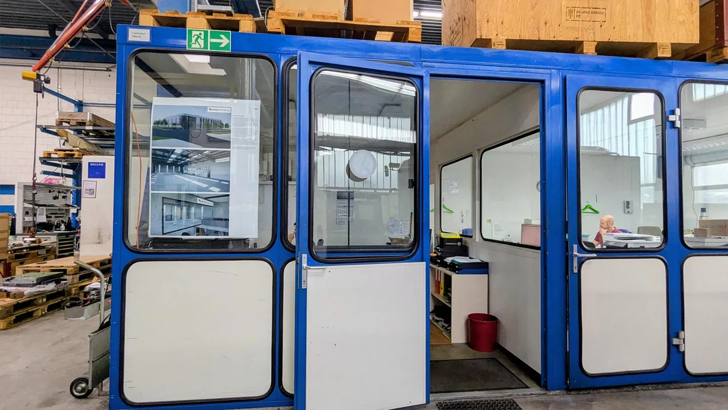 Versatile commercial space with workshop and outdoor area for rent - Photo 6 of 12