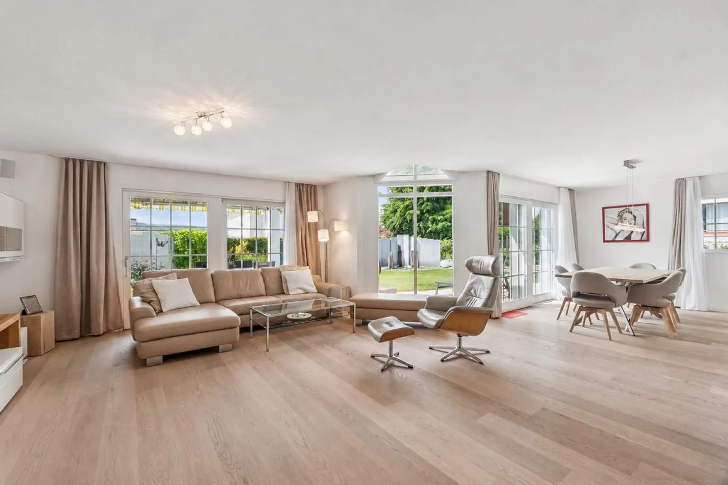 Vie spacieuse avec beaucoup d'intimité - Maison familiale jumelée de 8,5 pièces à Unterengstringen - Photo 2 sur 13