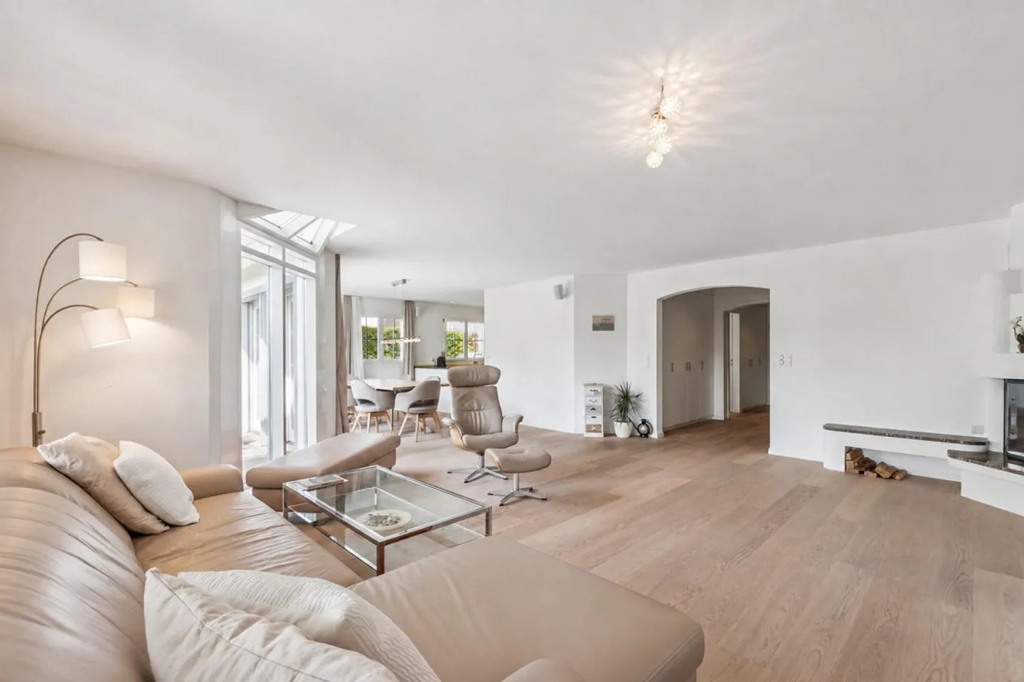 Vie spacieuse avec beaucoup d'intimité - Maison familiale jumelée de 8,5 pièces à Unterengstringen - Photo 3 sur 13