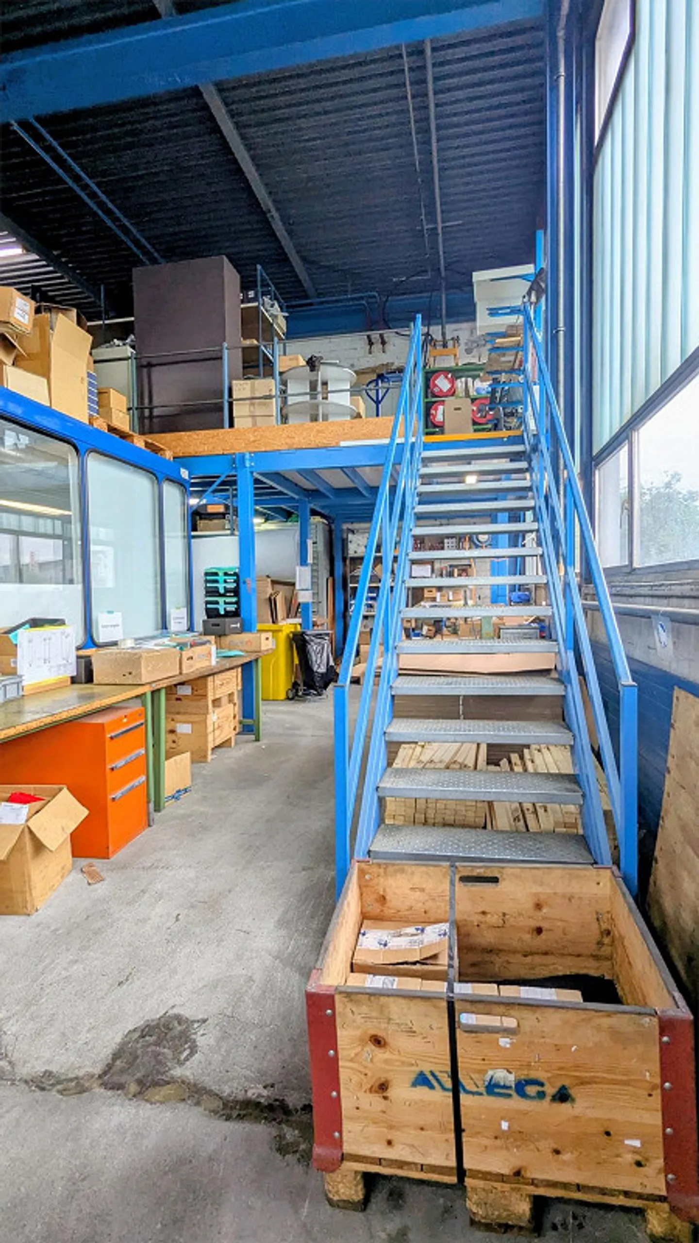 Versatile commercial space with workshop and outdoor area for rent - Photo 7 of 12