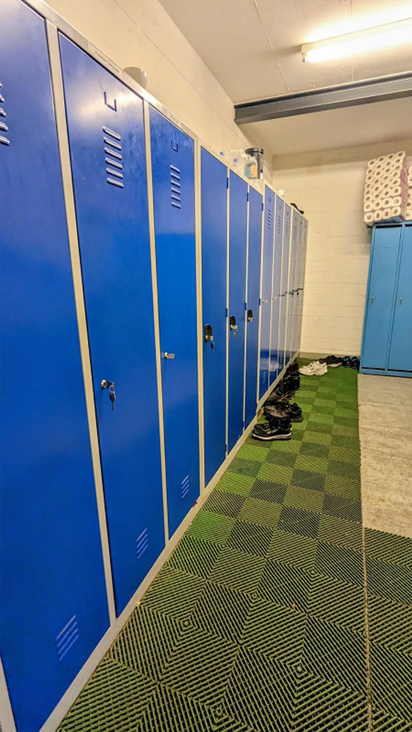 Versatile commercial space with workshop and outdoor area for rent - Photo 8 of 12