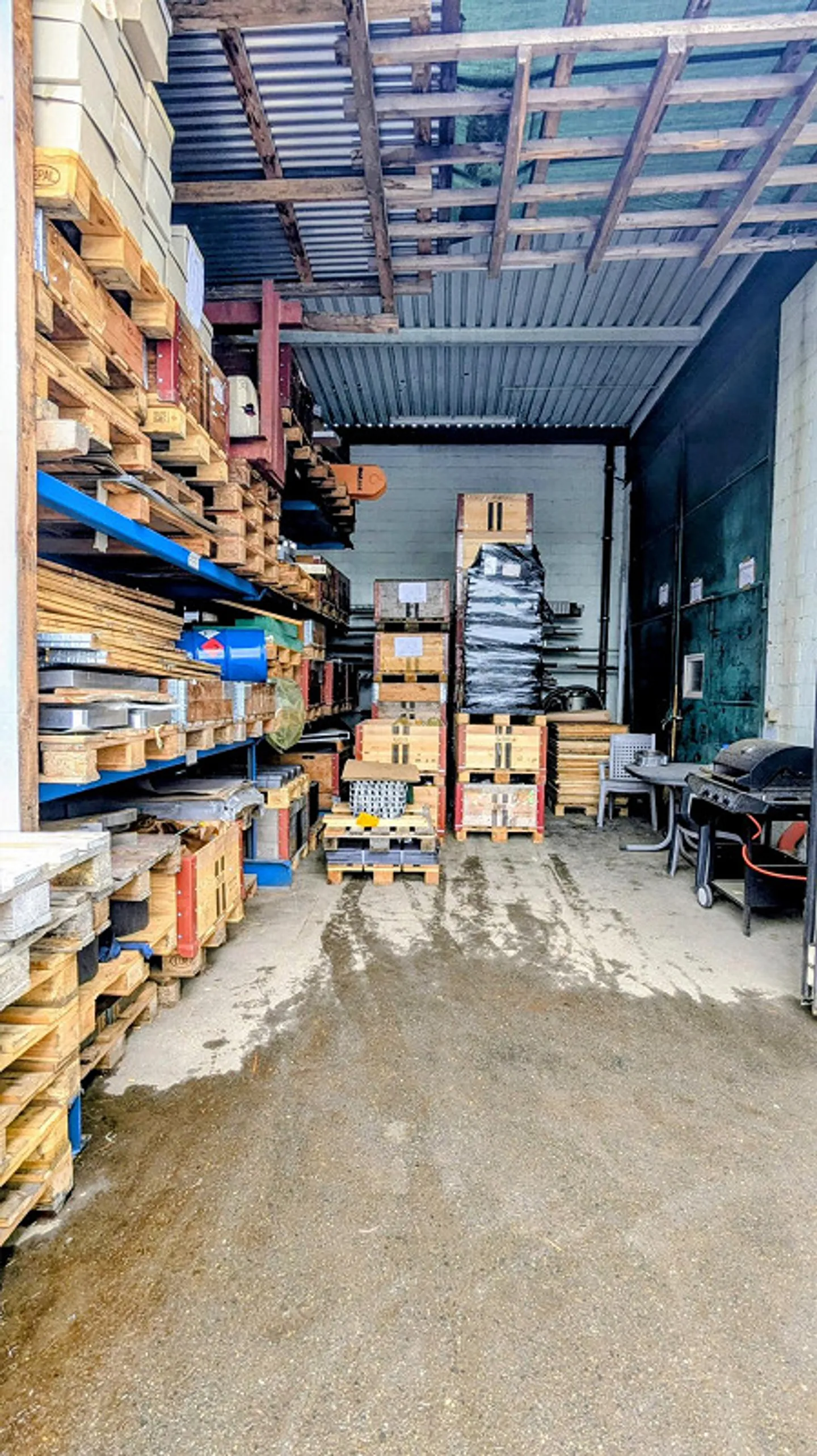 Versatile commercial space with workshop and outdoor area for rent - Photo 9 of 12