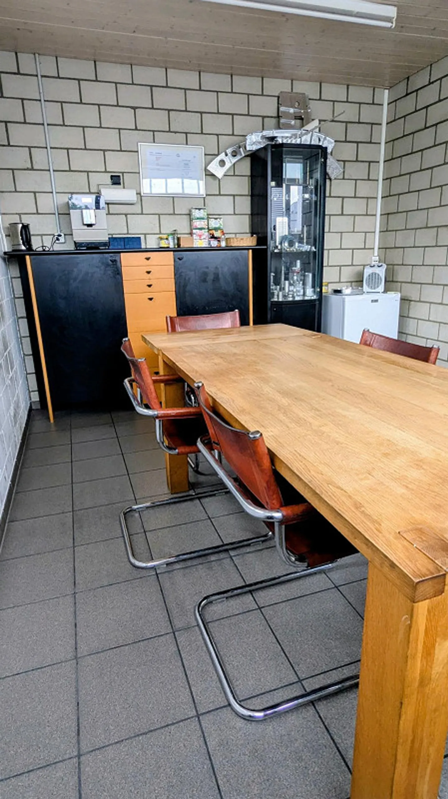 Versatile commercial space with workshop and outdoor area for rent - Photo 10 of 12