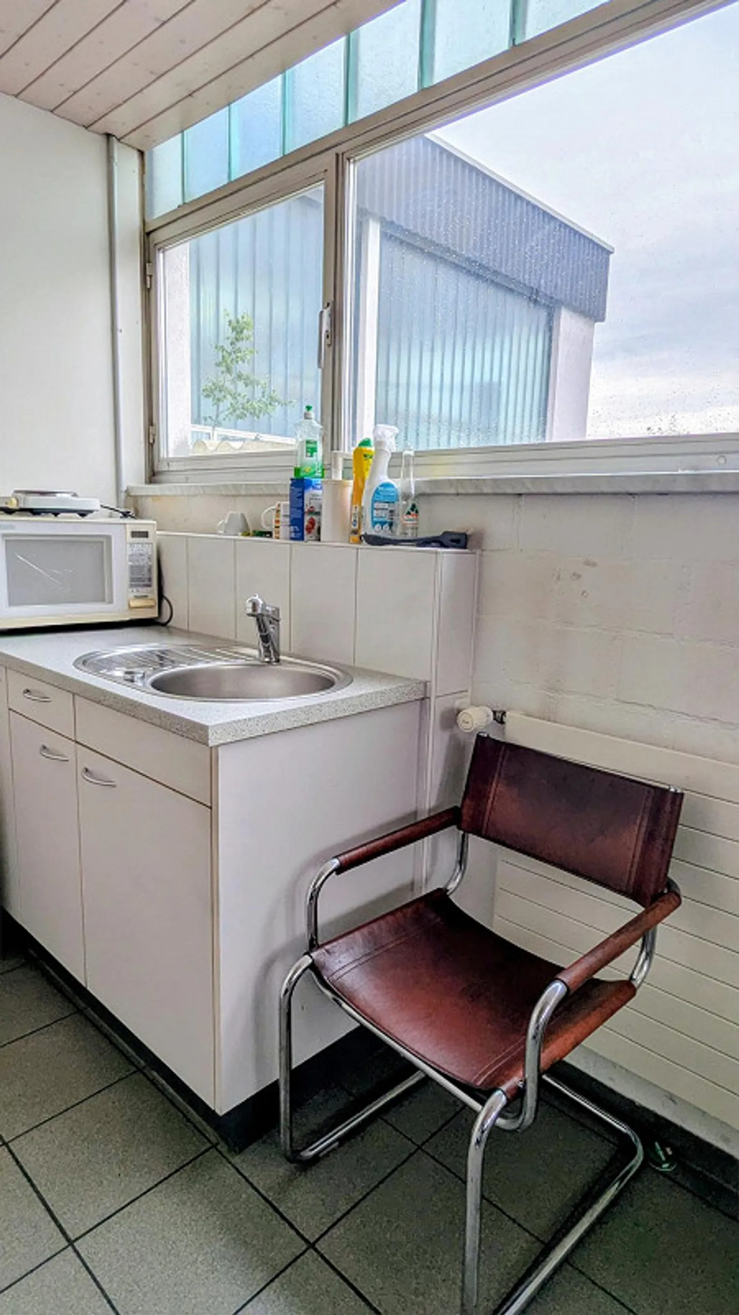 Versatile commercial space with workshop and outdoor area for rent - Photo 11 of 12