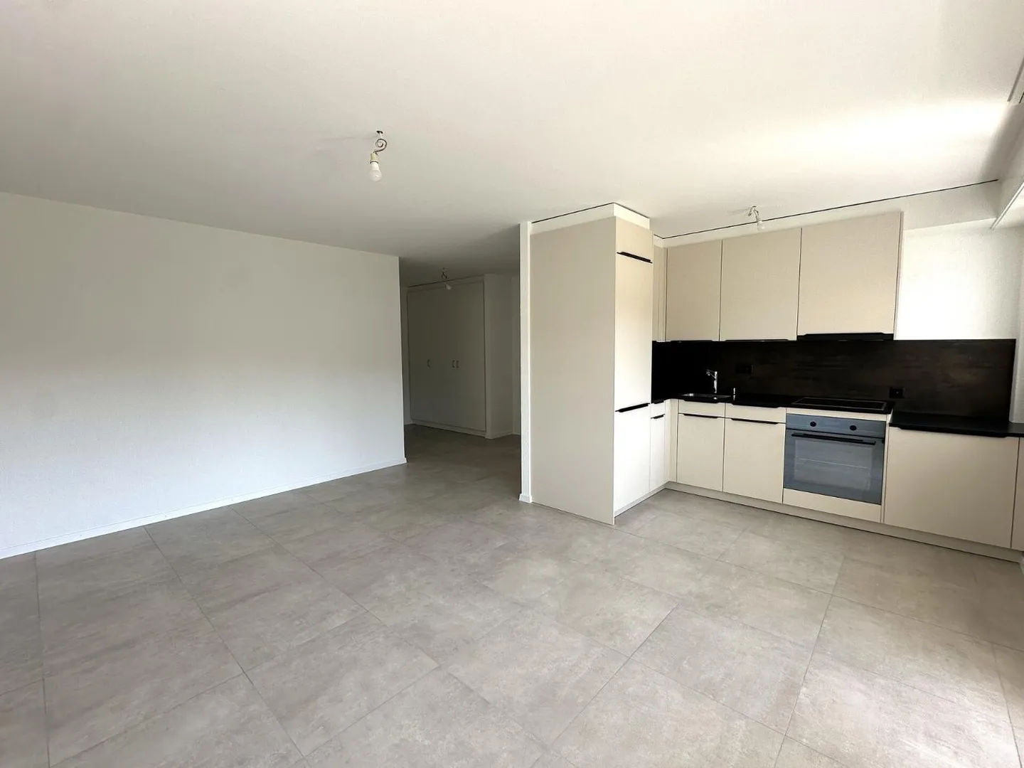 Very nice fully renovated 2-room apartment! - Photo 2 of 7