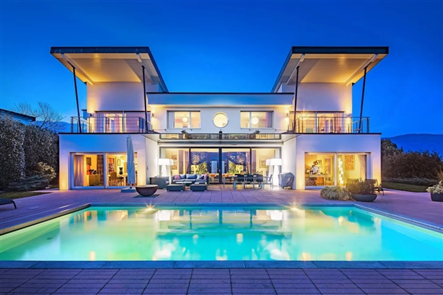 Casa moderna con piscina e vista panoramica sulle Alpi e sul lago - Foto 1 di 13