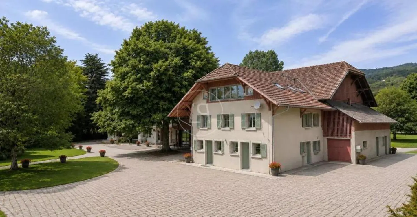 Domain to reinvent in exceptional property, at the gates of Geneva - Photo 1 of 12