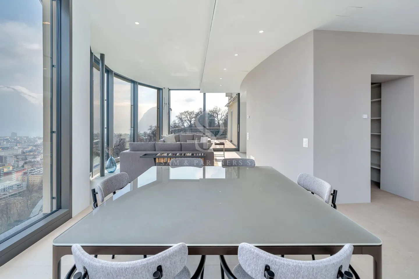 Penthouse Duplex with Lake View - Photo 3 of 18