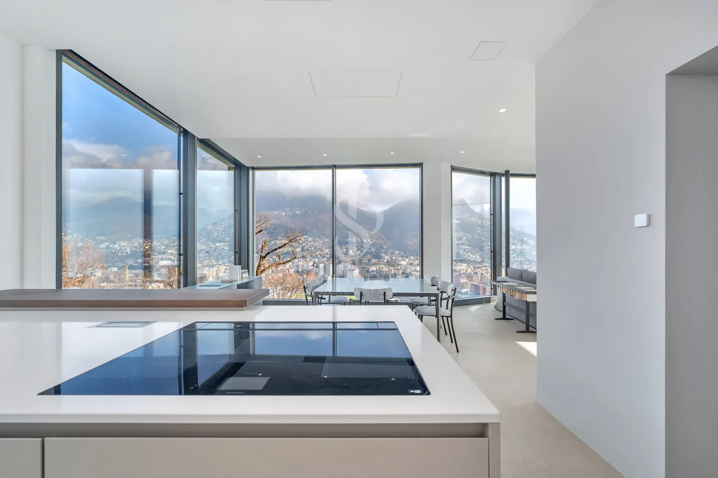 Penthouse Duplex with Lake View - Photo 5 of 18