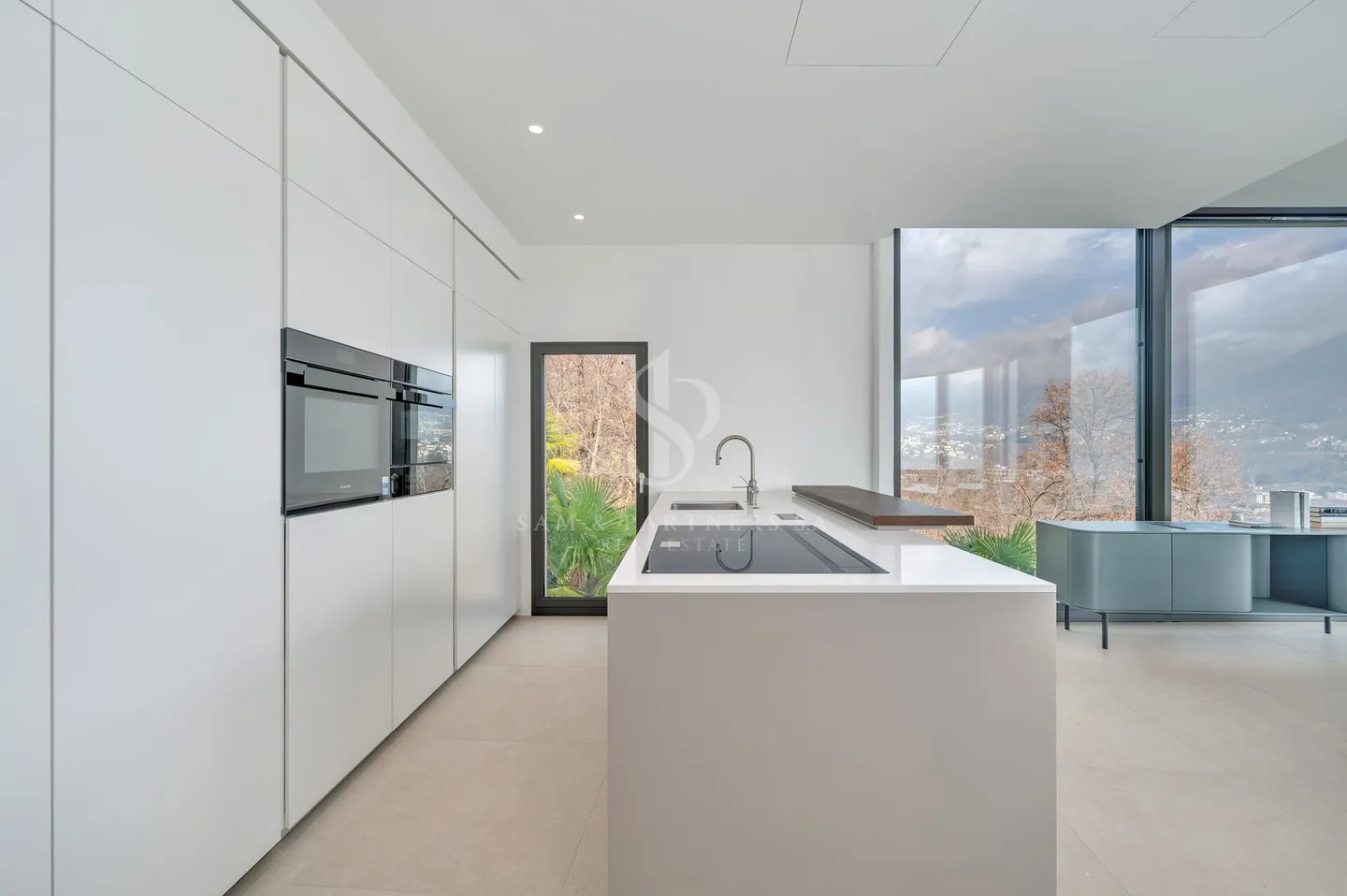 Penthouse Duplex with Lake View - Photo 6 of 18