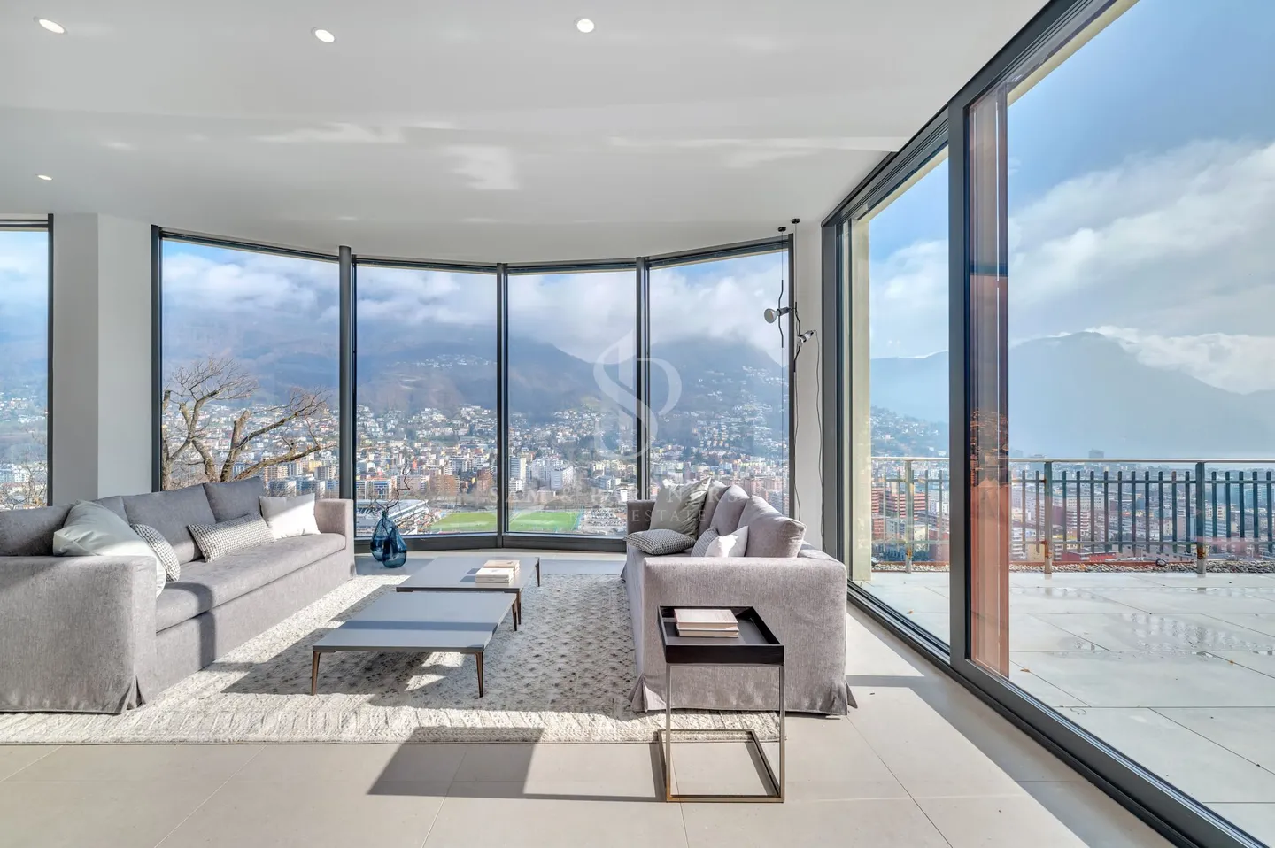 Penthouse Duplex with Lake View - Photo 1 of 18