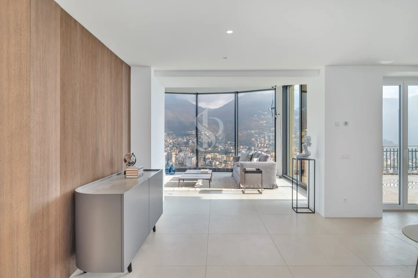 Penthouse Duplex with Lake View - Photo 2 of 18