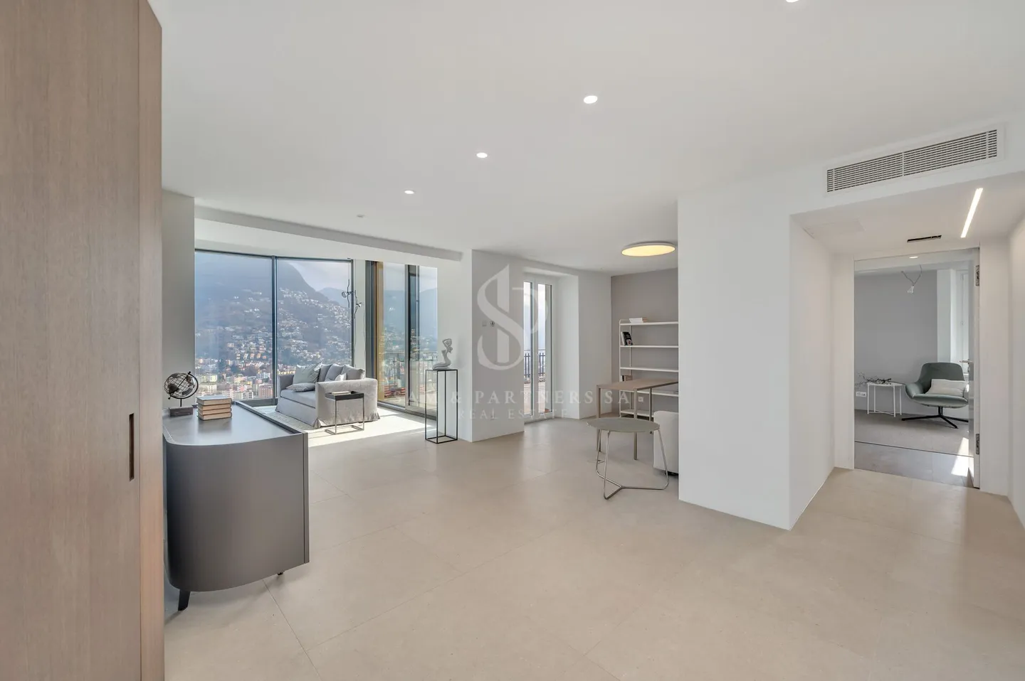 Penthouse Duplex with Lake View - Photo 8 of 18