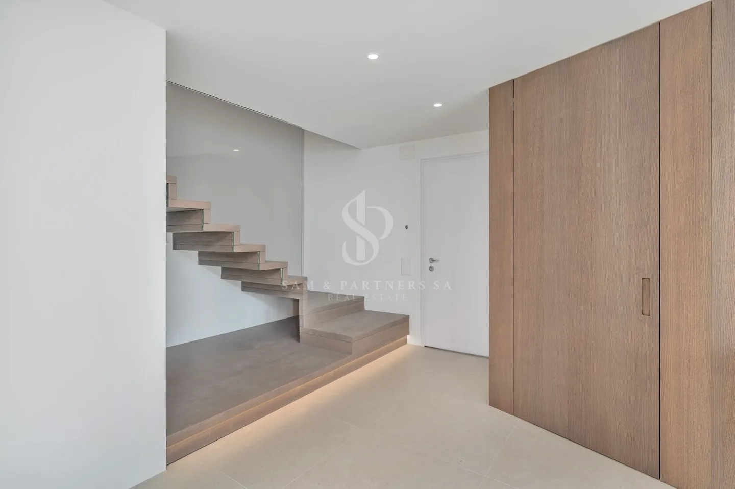 Penthouse Duplex with Lake View - Photo 9 of 18