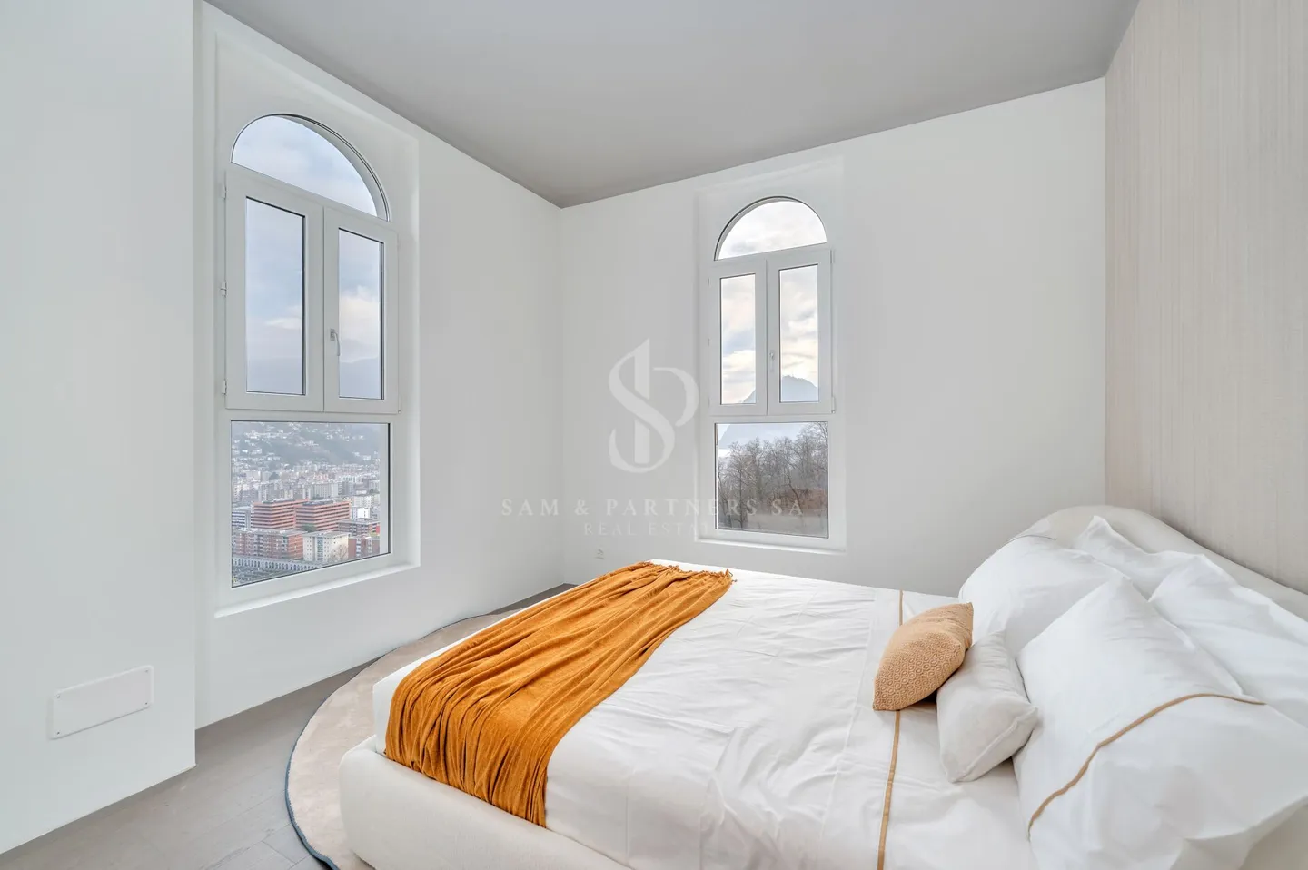 Penthouse Duplex with Lake View - Photo 10 of 18