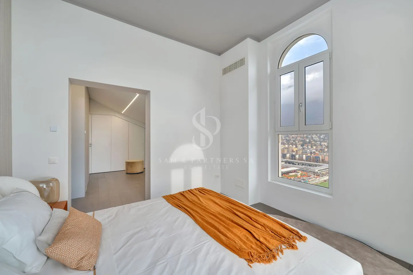 Penthouse Duplex with Lake View - Photo 11 of 18