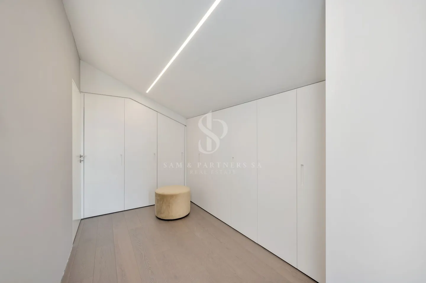 Penthouse Duplex with Lake View - Photo 12 of 18