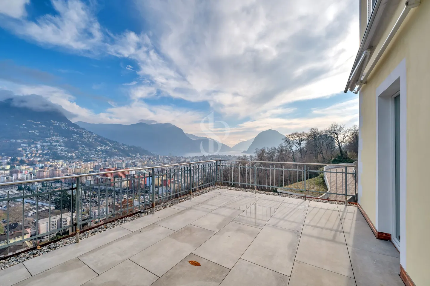 Penthouse Duplex with Lake View - Photo 18 of 18