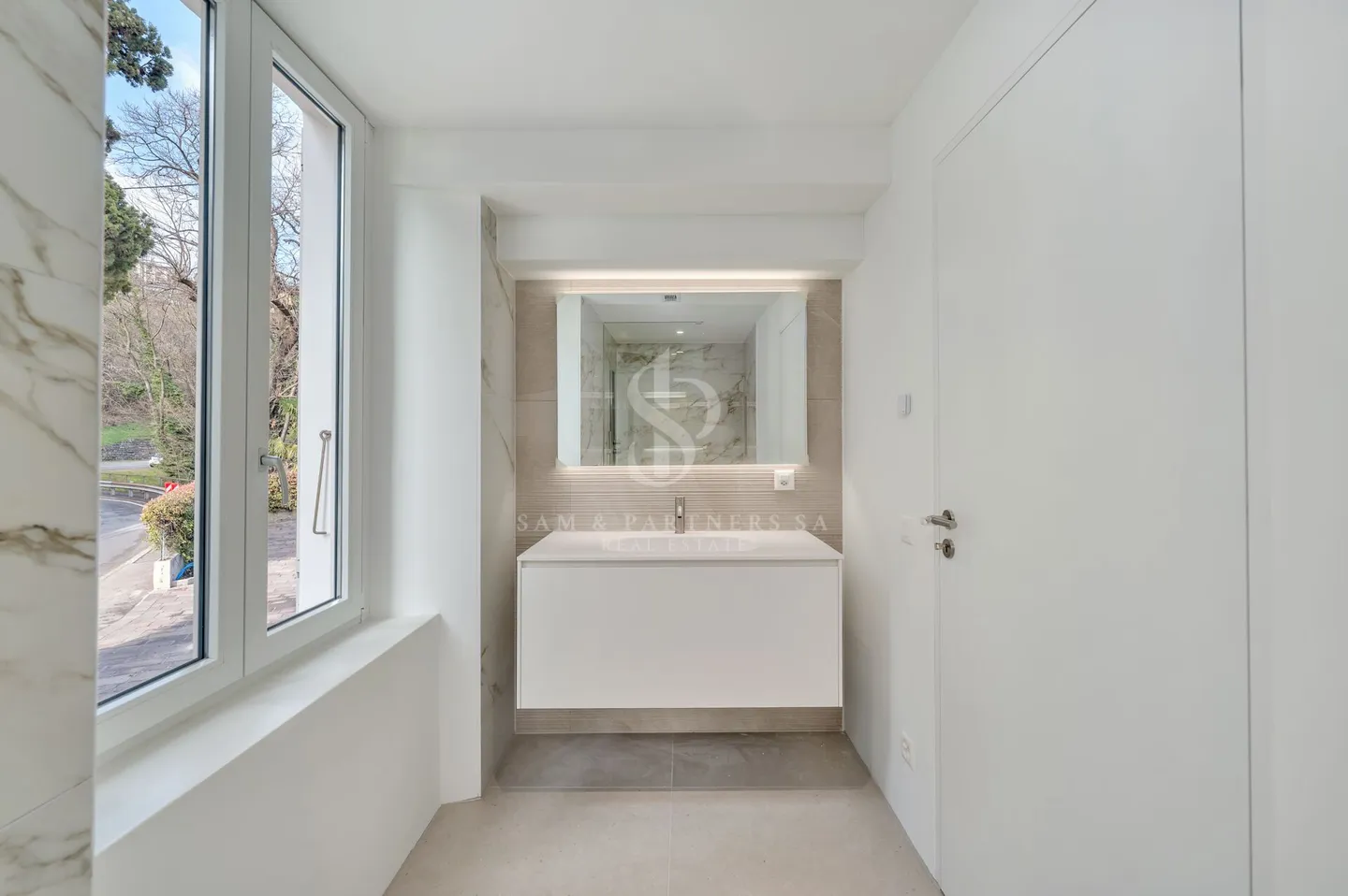 Penthouse Duplex with Lake View - Photo 13 of 18