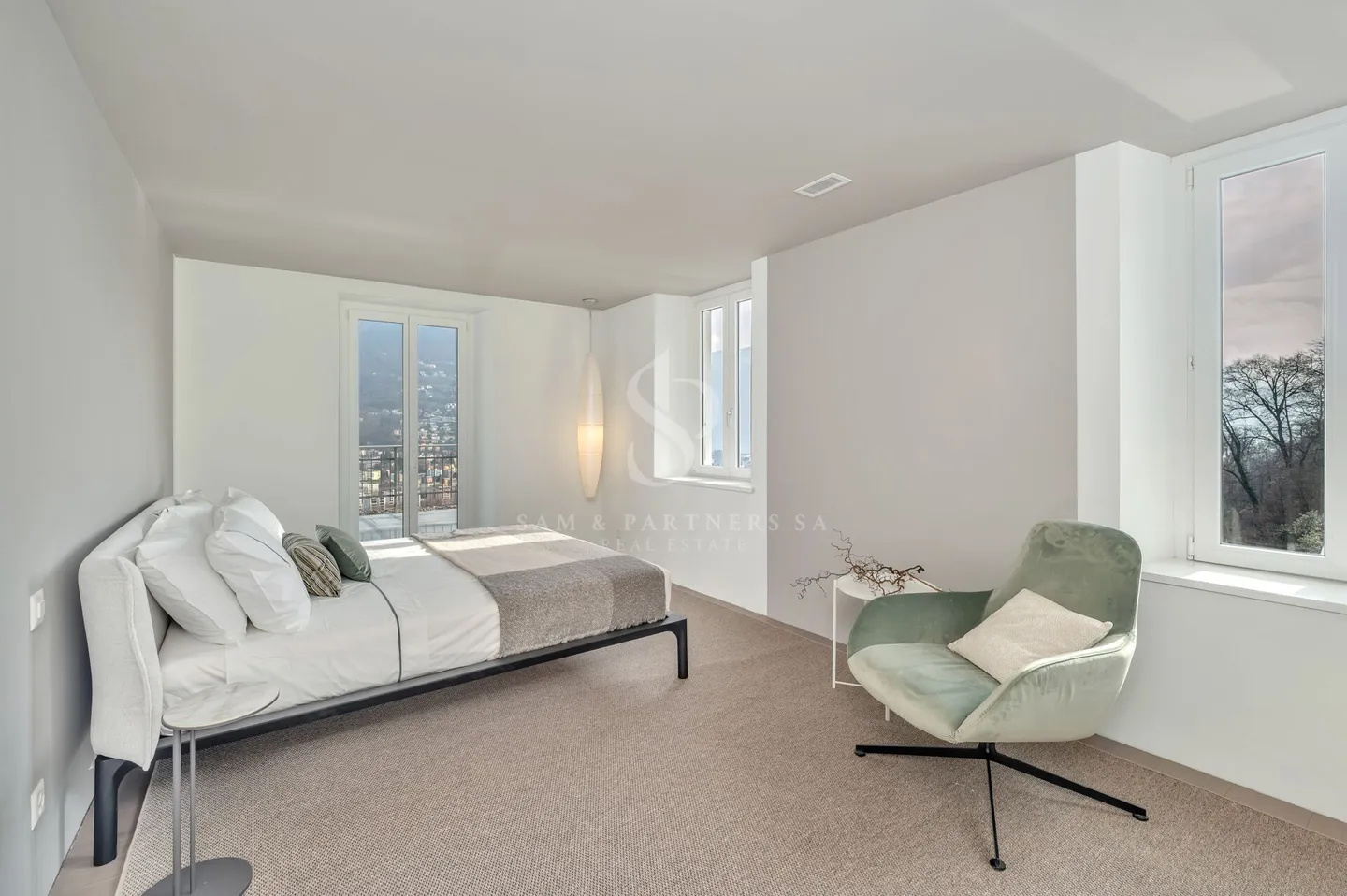 Penthouse Duplex with Lake View - Photo 14 of 18