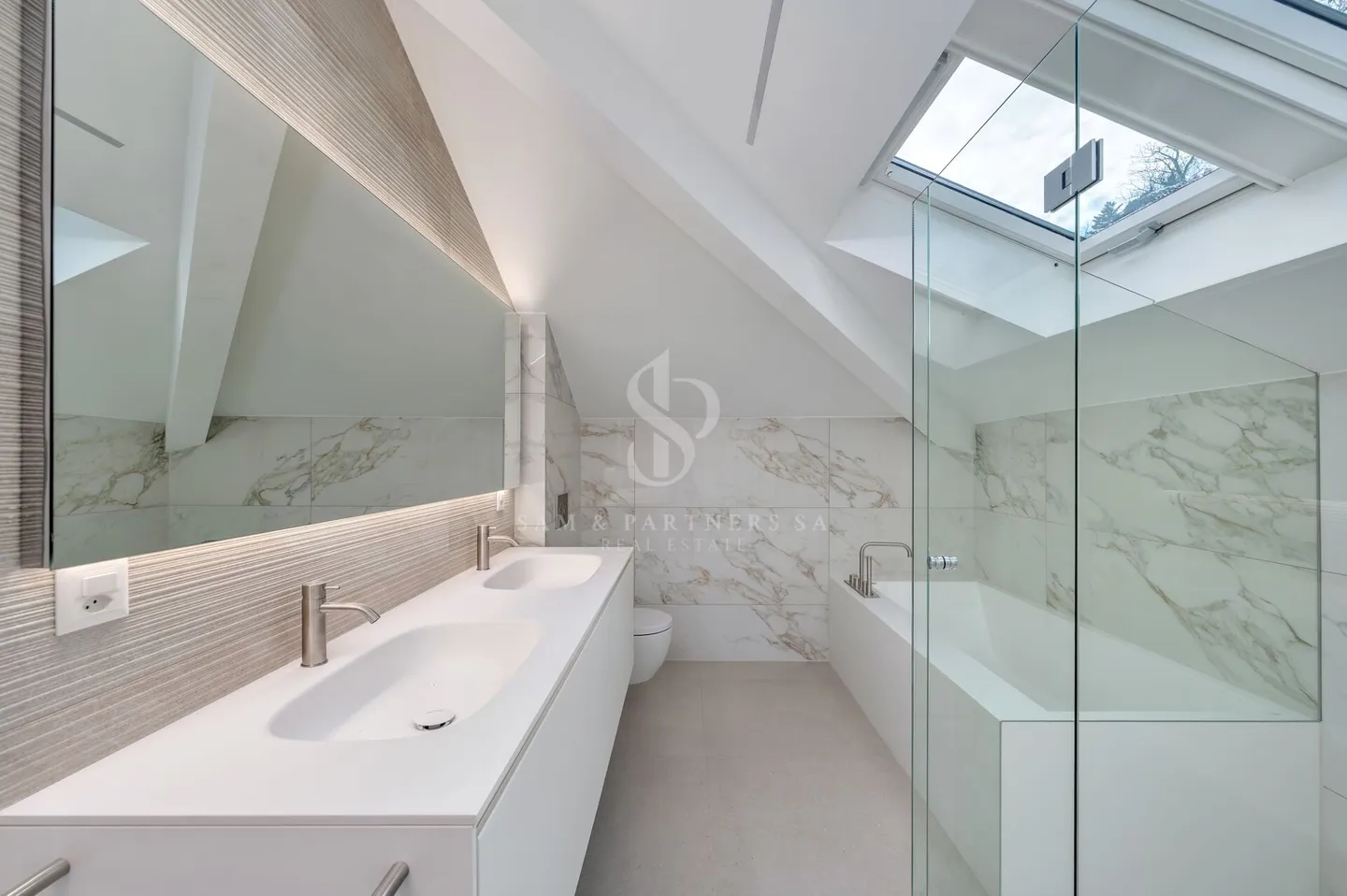 Penthouse Duplex with Lake View - Photo 15 of 18