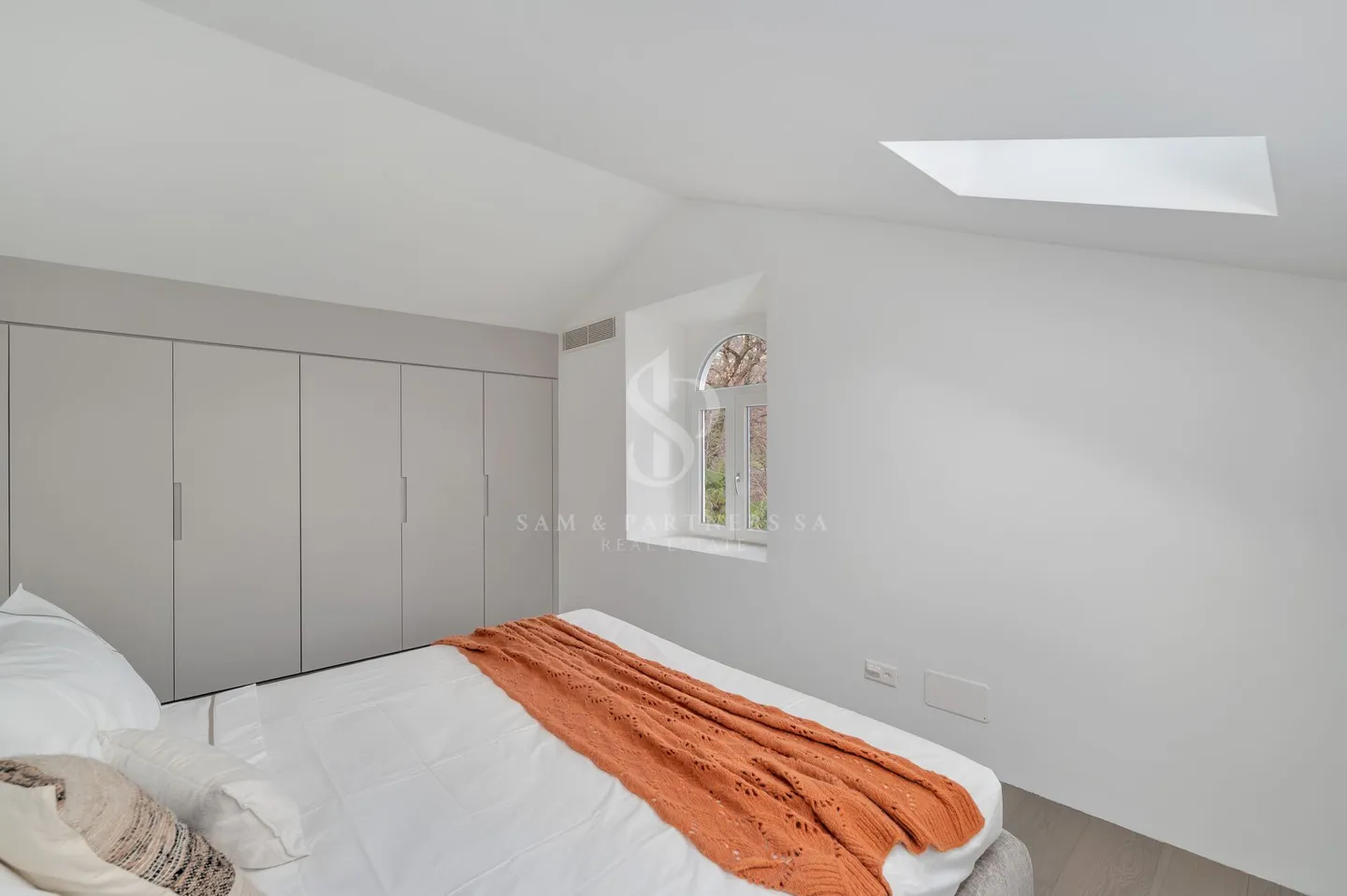 Penthouse Duplex with Lake View - Photo 16 of 18