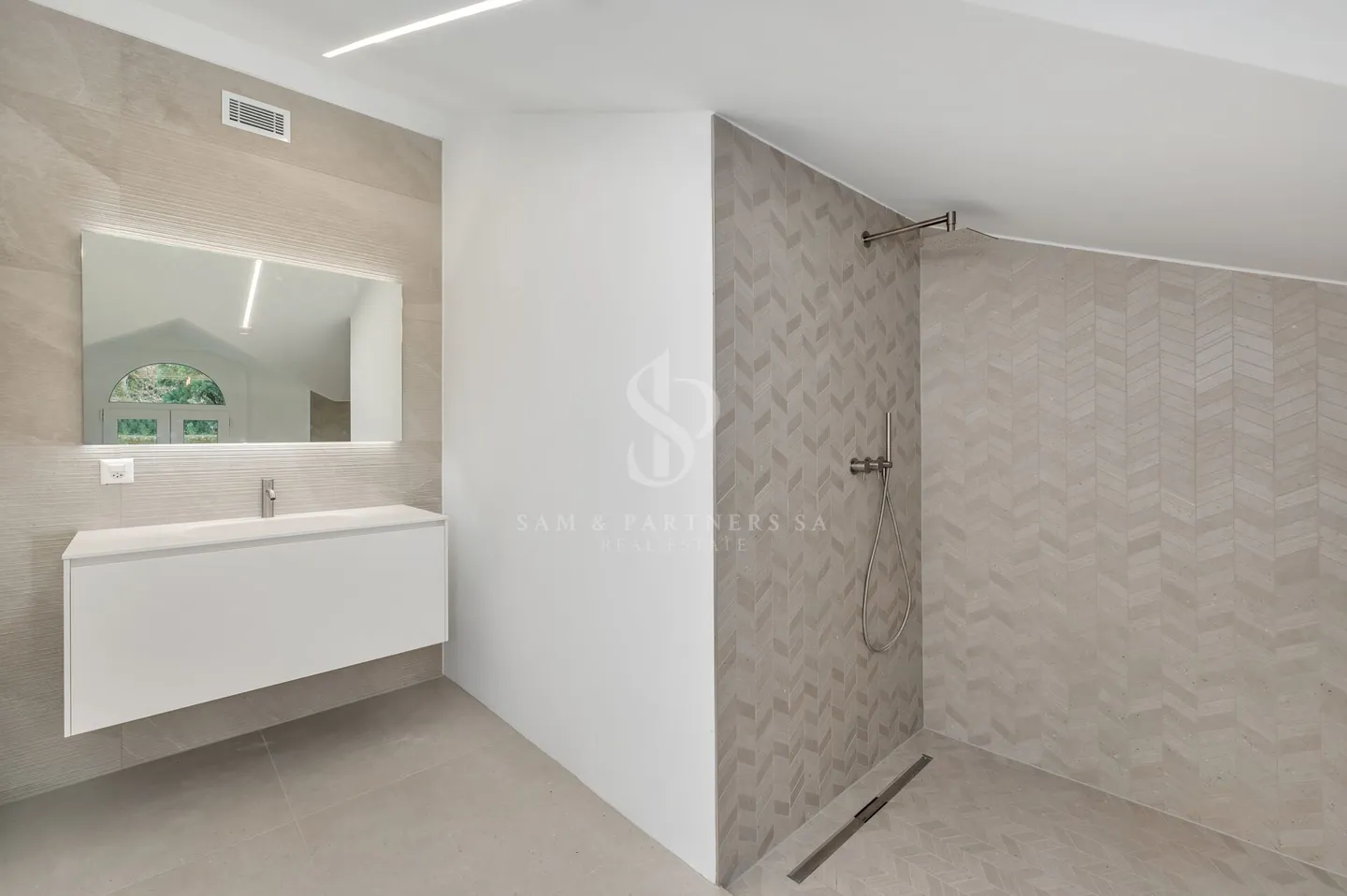 Penthouse Duplex with Lake View - Photo 17 of 18