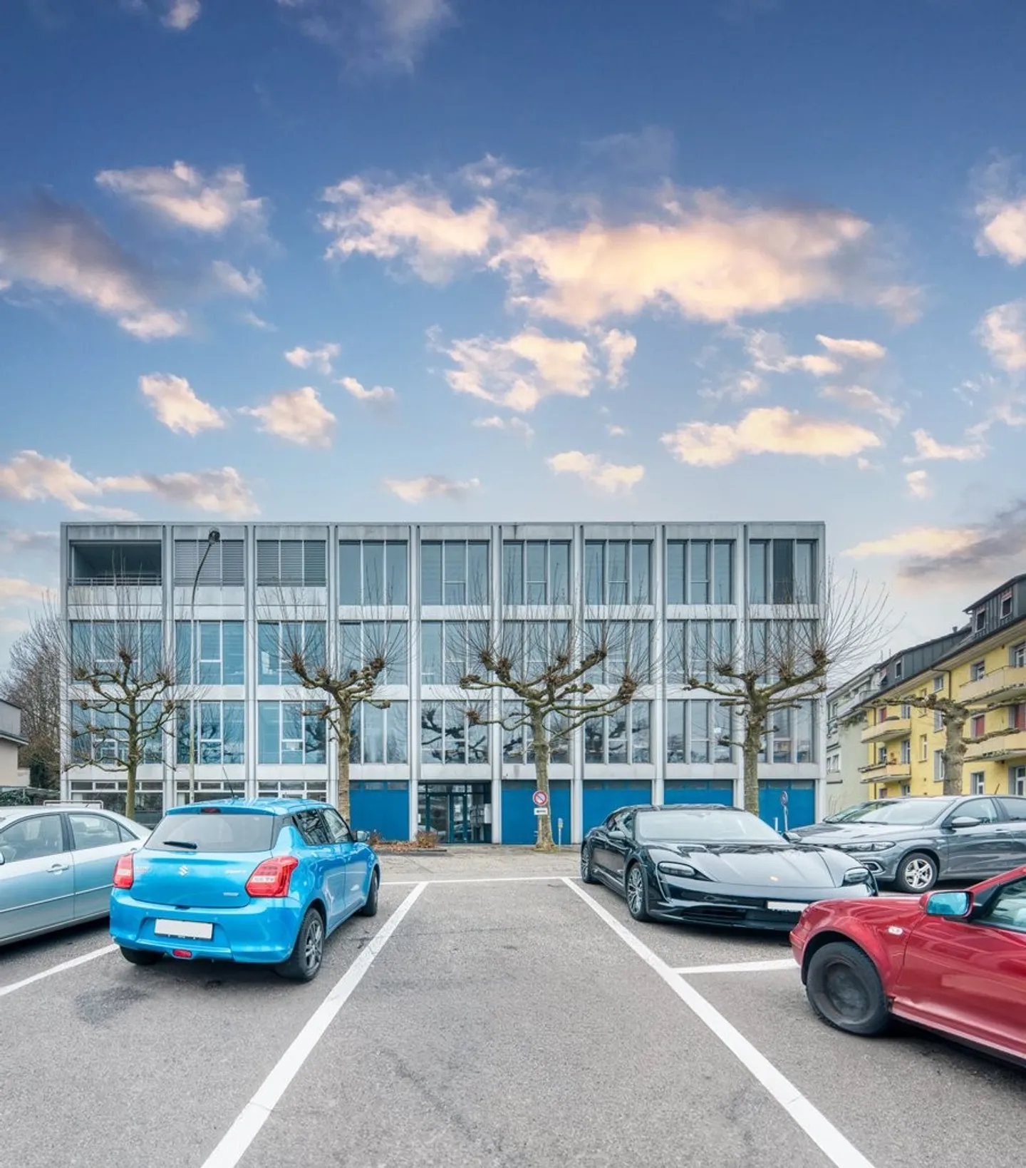 Mixed-use building for rent - Photo 3 of 10