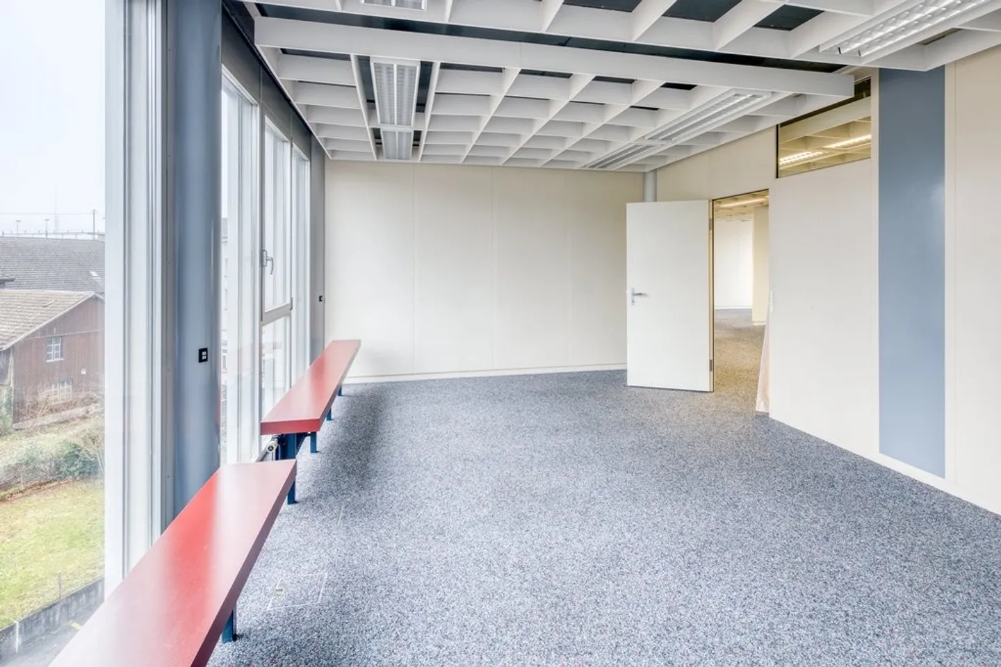 Mixed-use building for rent - Photo 4 of 10