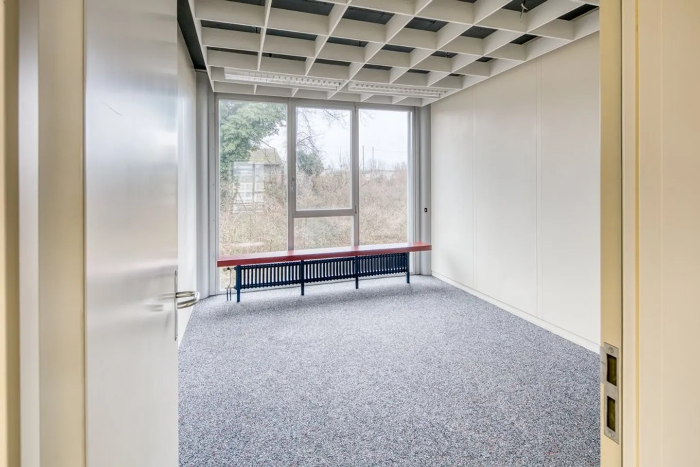 Mixed-use building for rent - Photo 6 of 10