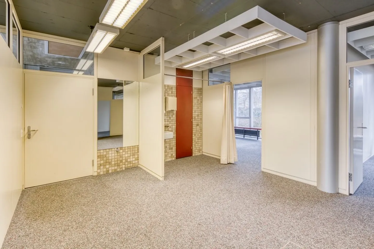 Mixed-use building for rent - Photo 8 of 10