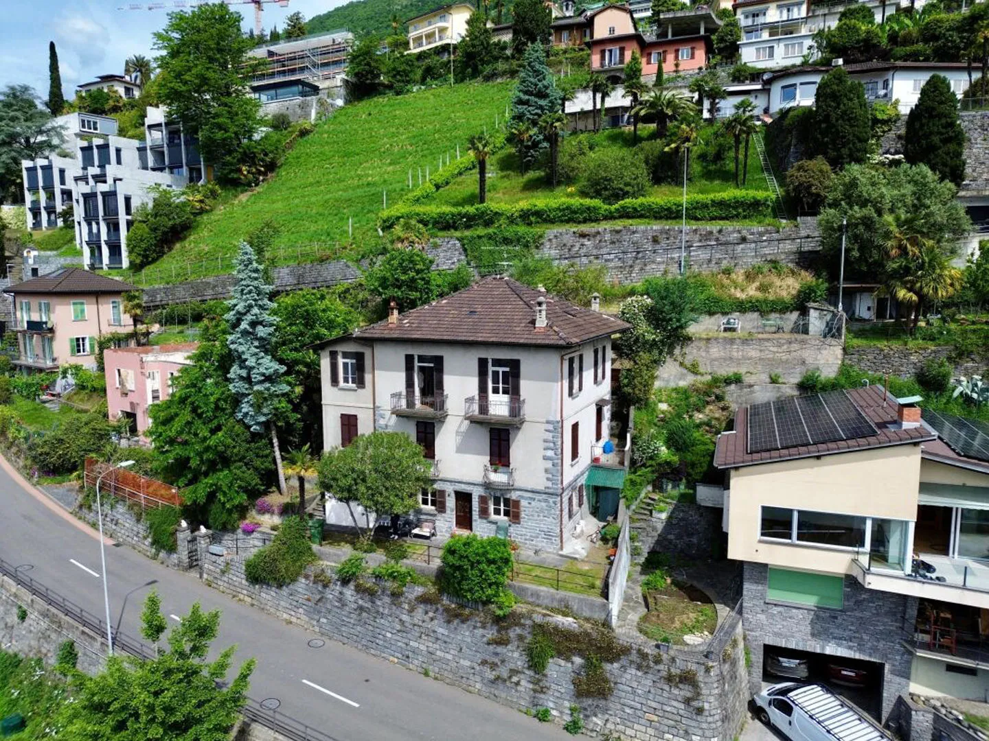 Two-family house with 3 apartments with breathtaking views and garden - Photo 1 of 7