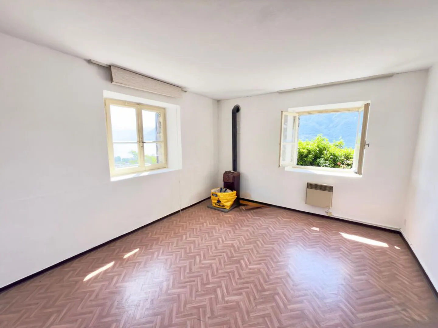 Two-family house with 3 apartments with breathtaking views and garden - Photo 3 of 7