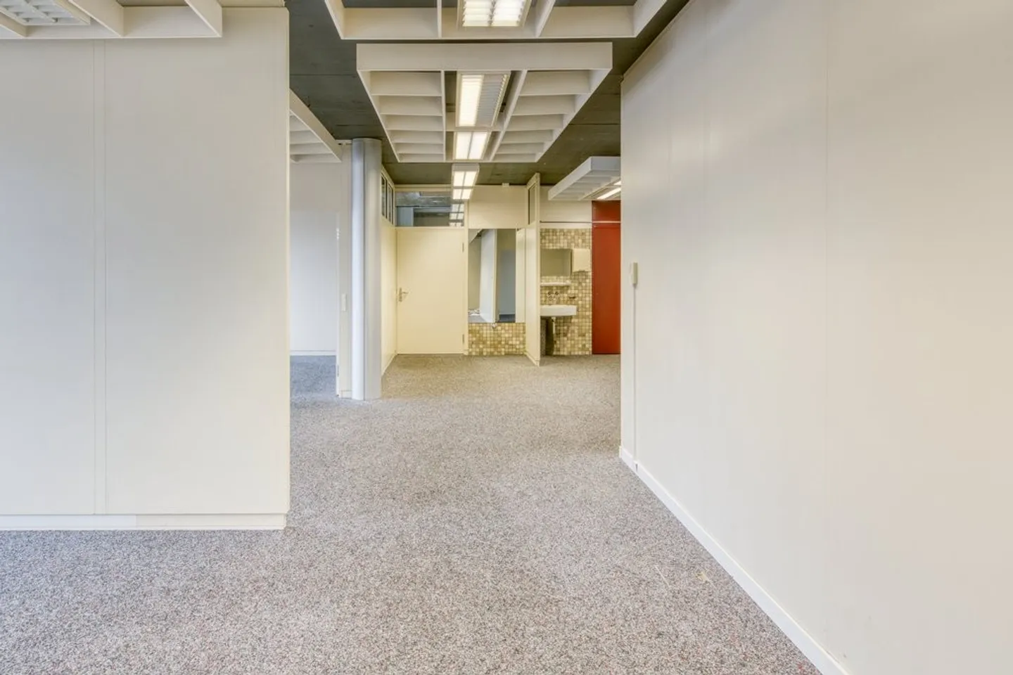 Mixed-use building for rent - Photo 10 of 10