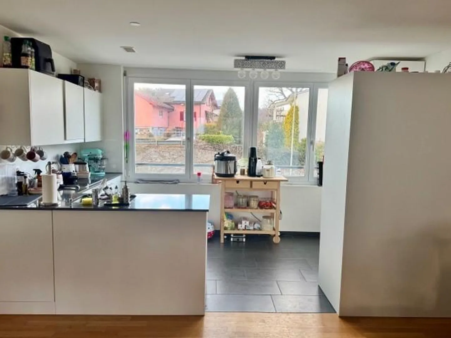 Appartement lumineux et moderne de 4,5 pièces avec grand balcon à Hed... - Photo 2 sur 6