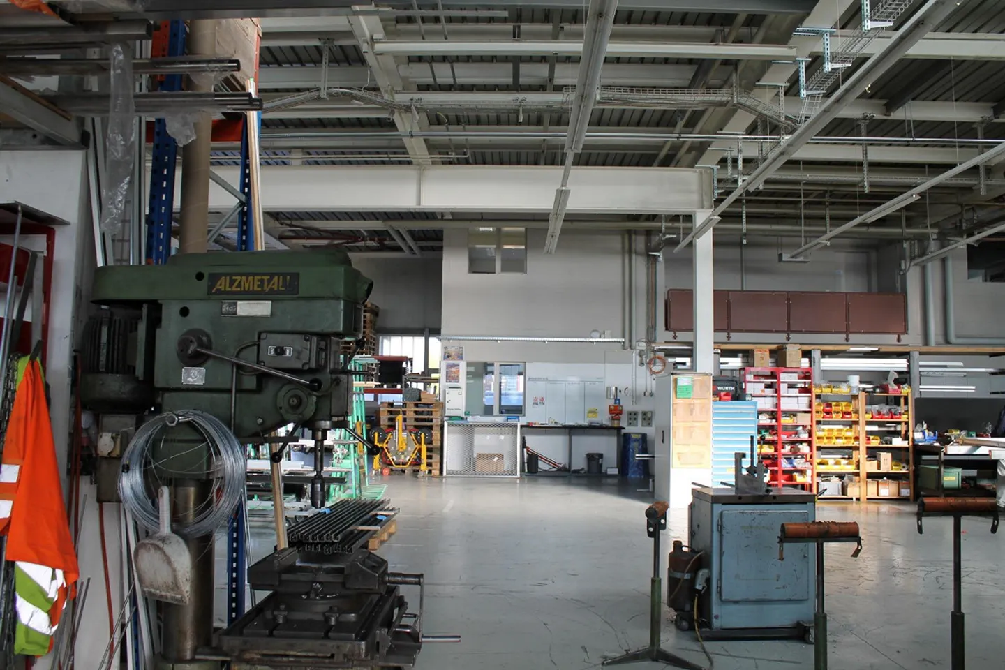 Raum für Ihr Unternehmen - helle Gewerbehalle mit Büro - Photo 2 sur 6