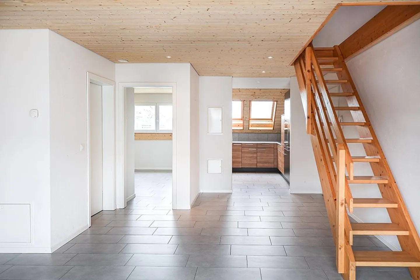 Attractive 3.5-room penthouse apartment in Boswil - Photo 3 of 11