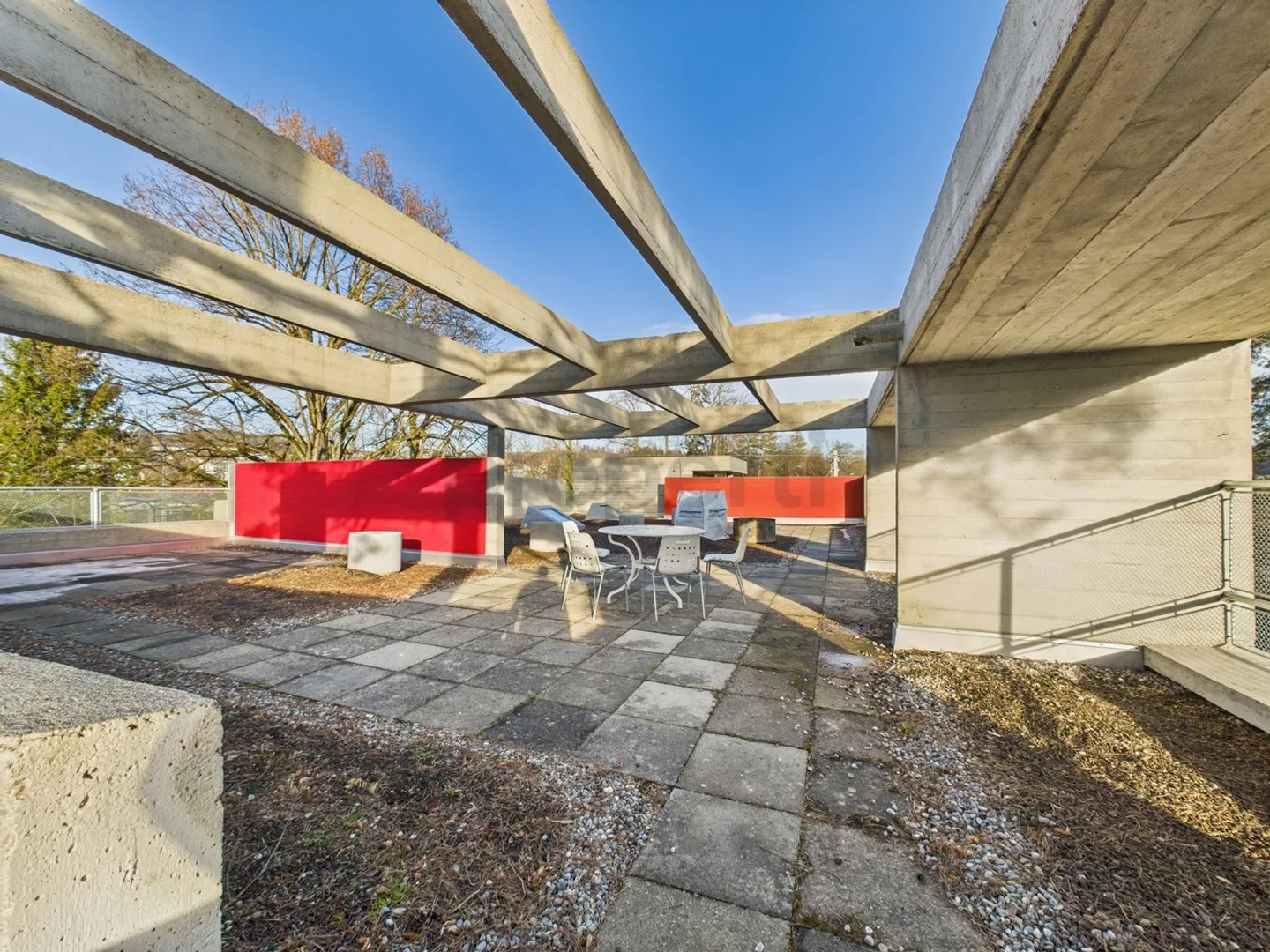 Wohnen in einer Ikone der Schweizer Architektur | Einzigartige Maisonettewohnung im denkmalgeschützten Atelier-5-Ensemble in Flamatt - Photo 1 of 13
