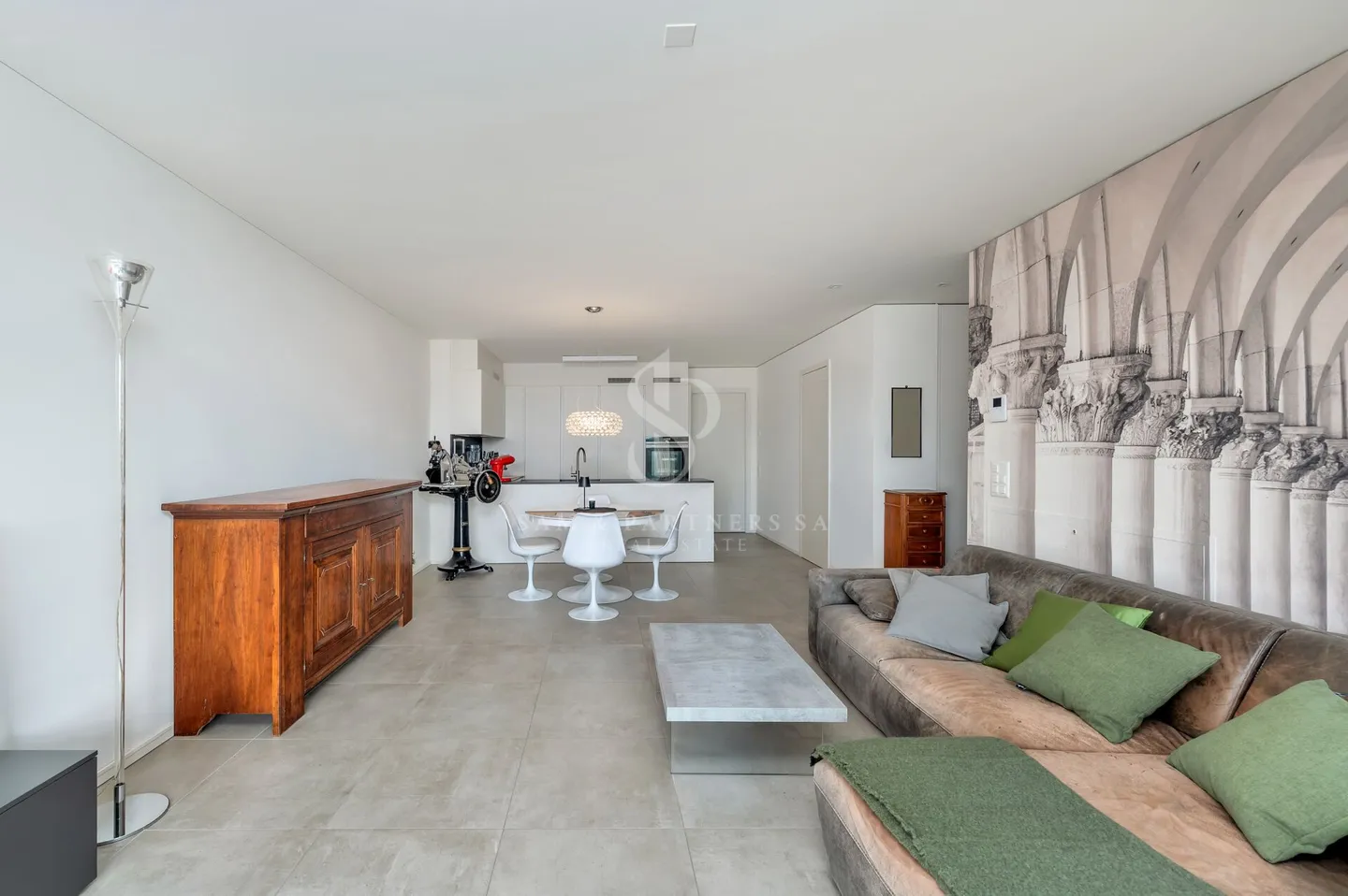 Modern apartment - Photo 2 of 13
