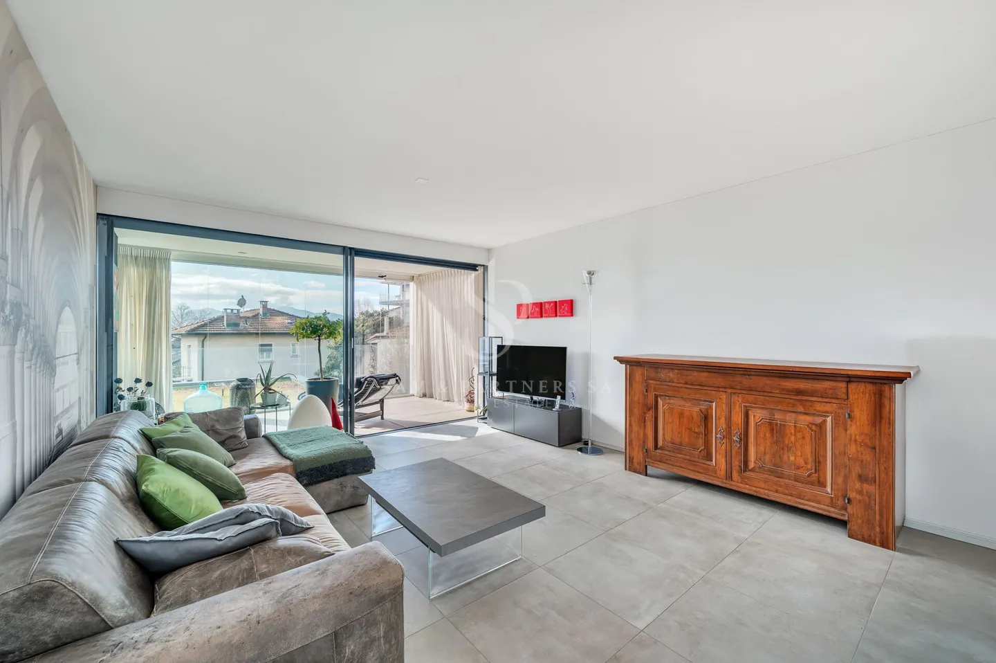 Modern apartment - Photo 3 of 13