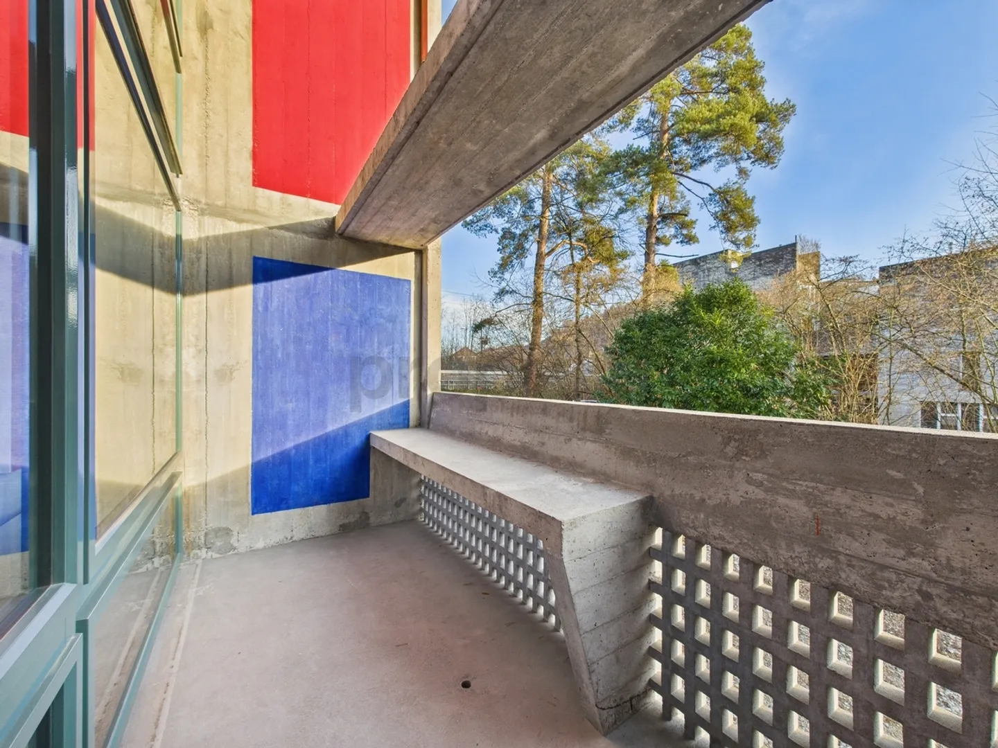 Wohnen in einer Ikone der Schweizer Architektur | Einzigartige Maisonettewohnung im denkmalgeschützten Atelier-5-Ensemble in Flamatt - Photo 9 of 13